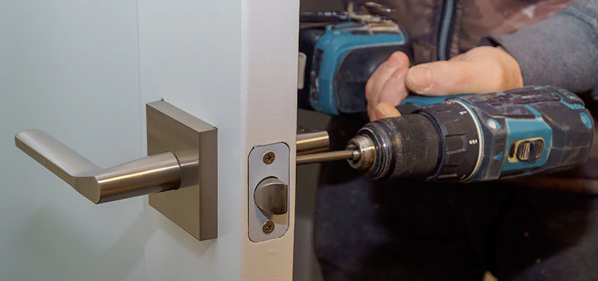 Broken Door Handle Lock Repair in Oak Park, California